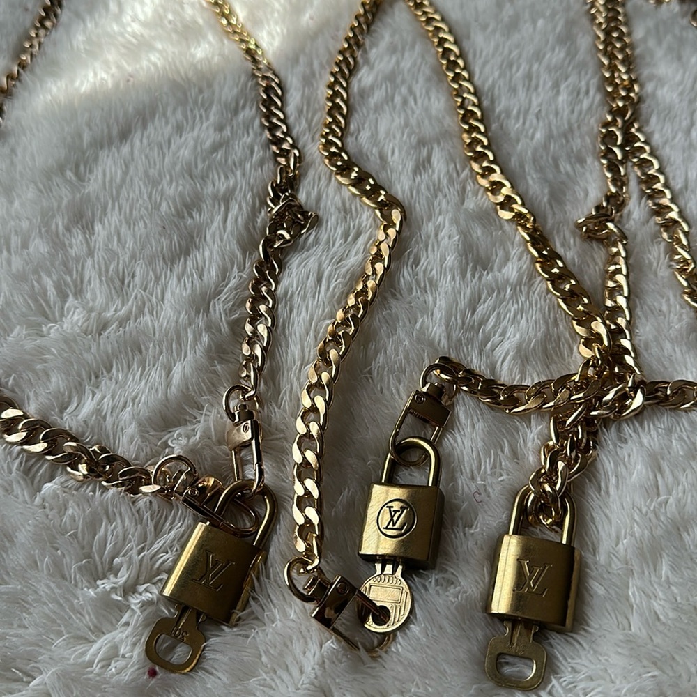 Louis Vuitton monogram bag in Excellent condition with purchase LV lock and key. - Picture 6 of 17